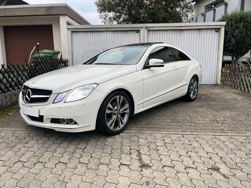 Gebraucht Mercedes E200 184 PS (135 kW) 2010 Weiß Coupé