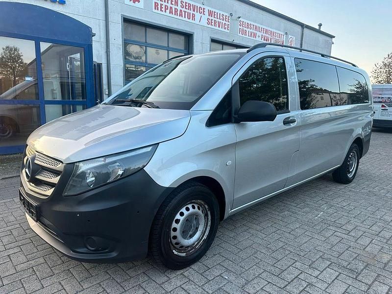 Silber Gebraucht 2015 Mercedes Vito Van / Kleinbus | 16.660 € - Bild 1/4