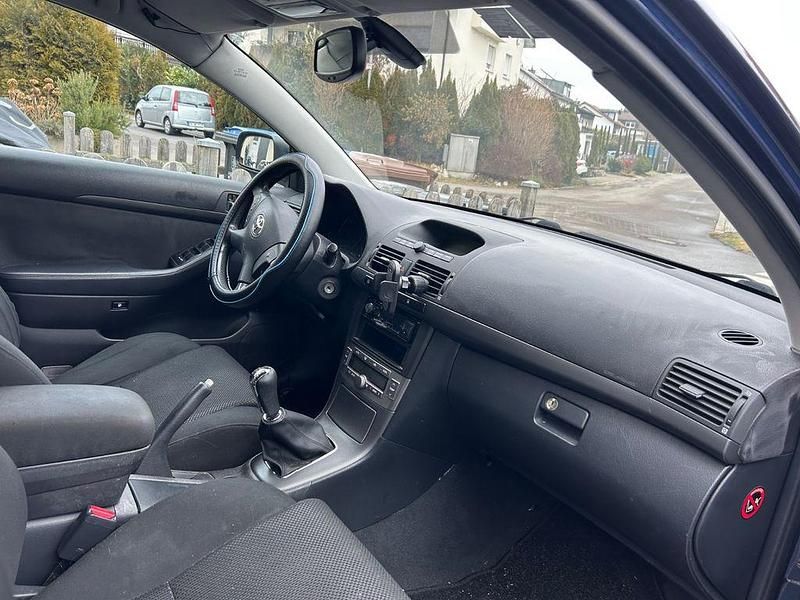 Gebraucht Toyota Avensis 129 PS (94 kW) 2002 Blau Limousine