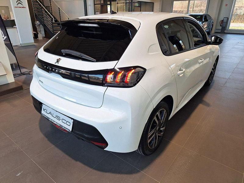 Gebraucht Peugeot 208 Allure 101 PS (74 kW) 2023 Weiß Kleinwagen