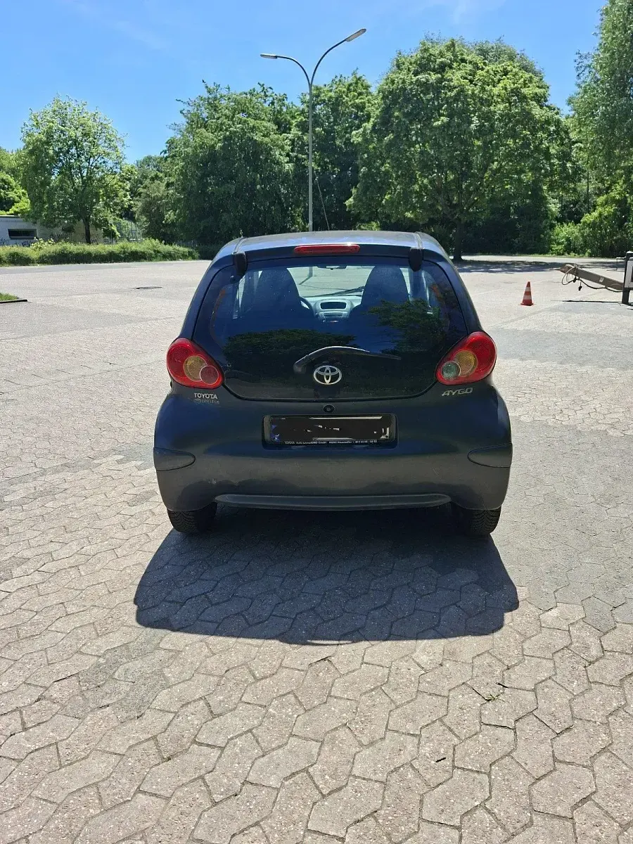 Gebraucht Toyota Aygo 69 PS (50 kW) 2005 Silber Kleinwagen