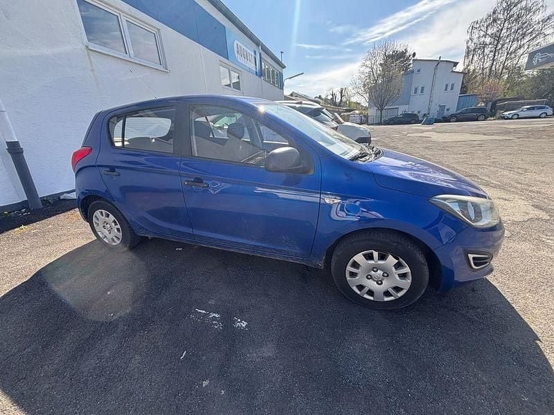 Gebraucht Hyundai i20 75 PS (55 kW) 2013 Blau Kleinwagen