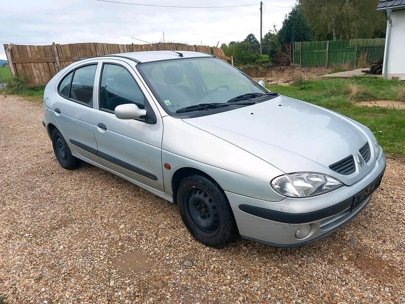 Silber Gebraucht 2002 Renault Mégane II Limousine | 2.000 € - Bild 1/4