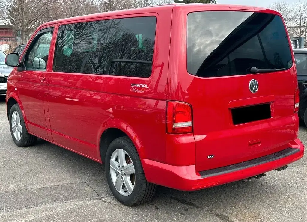 Gebraucht VW Multivan 140 PS (102 kW) 2015 Rot Van / Kleinbus
