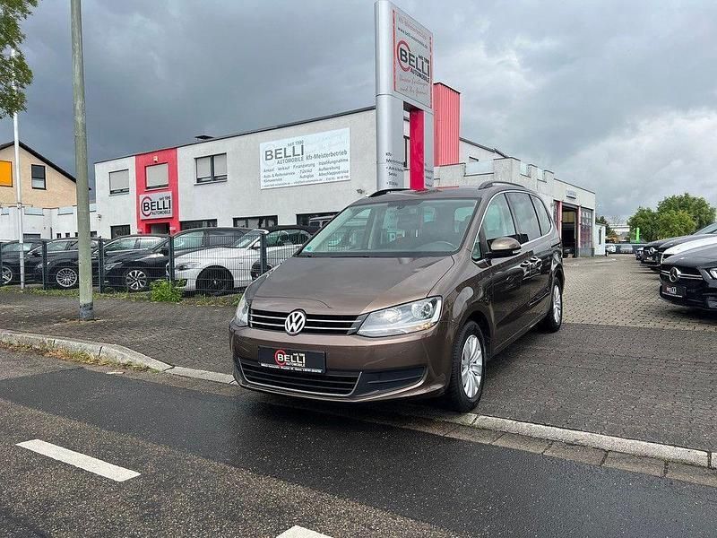 Braun Gebraucht 2011 VW Sharan Comfortline Van / Kleinbus | 11.490 € (Teuer) - Bild 1/4