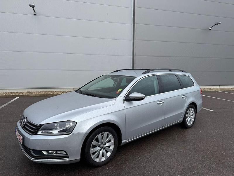 Silber Gebraucht 2014 VW Passat Comfortline Kombi | 5.900 € (Superpreis) - Bild 1/4