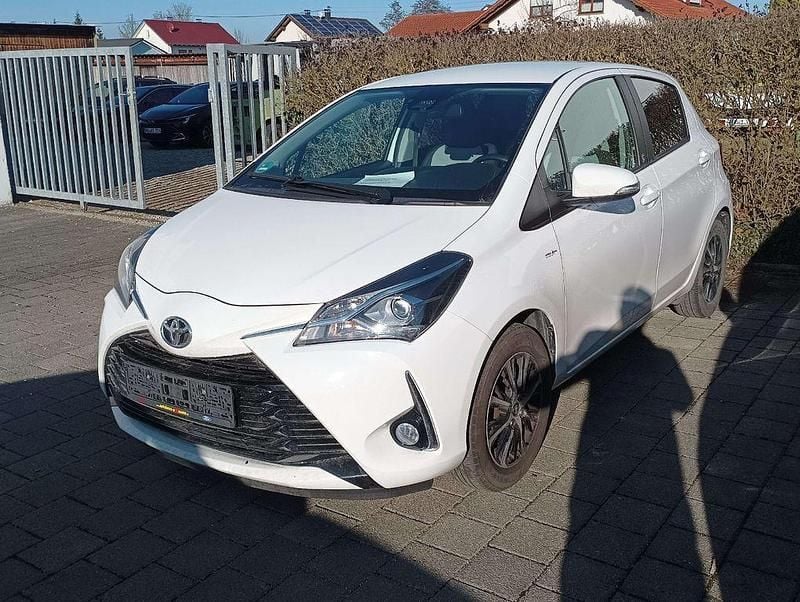 Weiß Gebraucht 2018 Toyota Yaris Team Kleinwagen | 12.990 € (Fairer Preis) - Bild 1/3