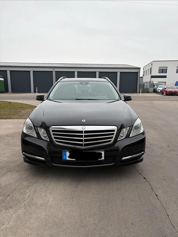 Gebraucht Mercedes E220 Avantgarde 170 PS (125 kW) 2011 Schwarz Kombi