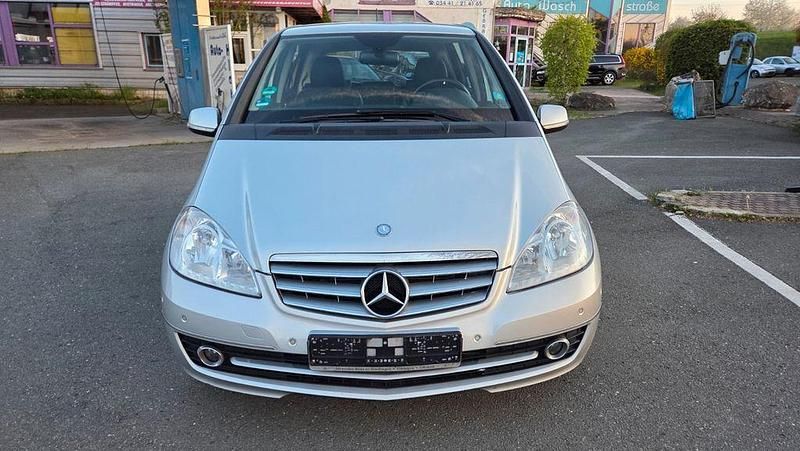 Gebraucht Mercedes A180 109 PS (80 kW) 2010 Silber Limousine