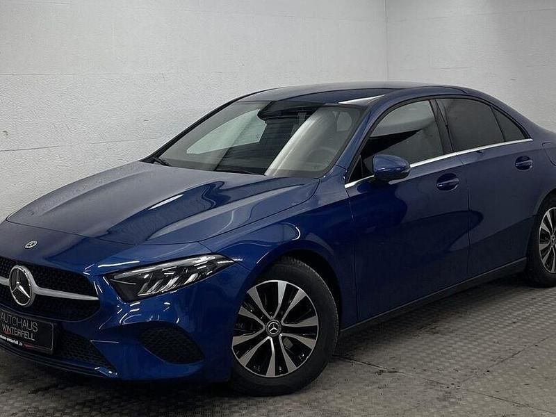 Gebraucht Mercedes A200 150 PS (110 kW) 2024 Blau Limousine