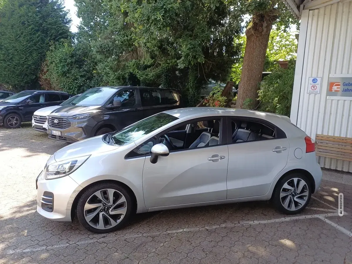 Gebraucht Kia Rio Spirit 90 PS (66 kW) 2015 Silber metallic