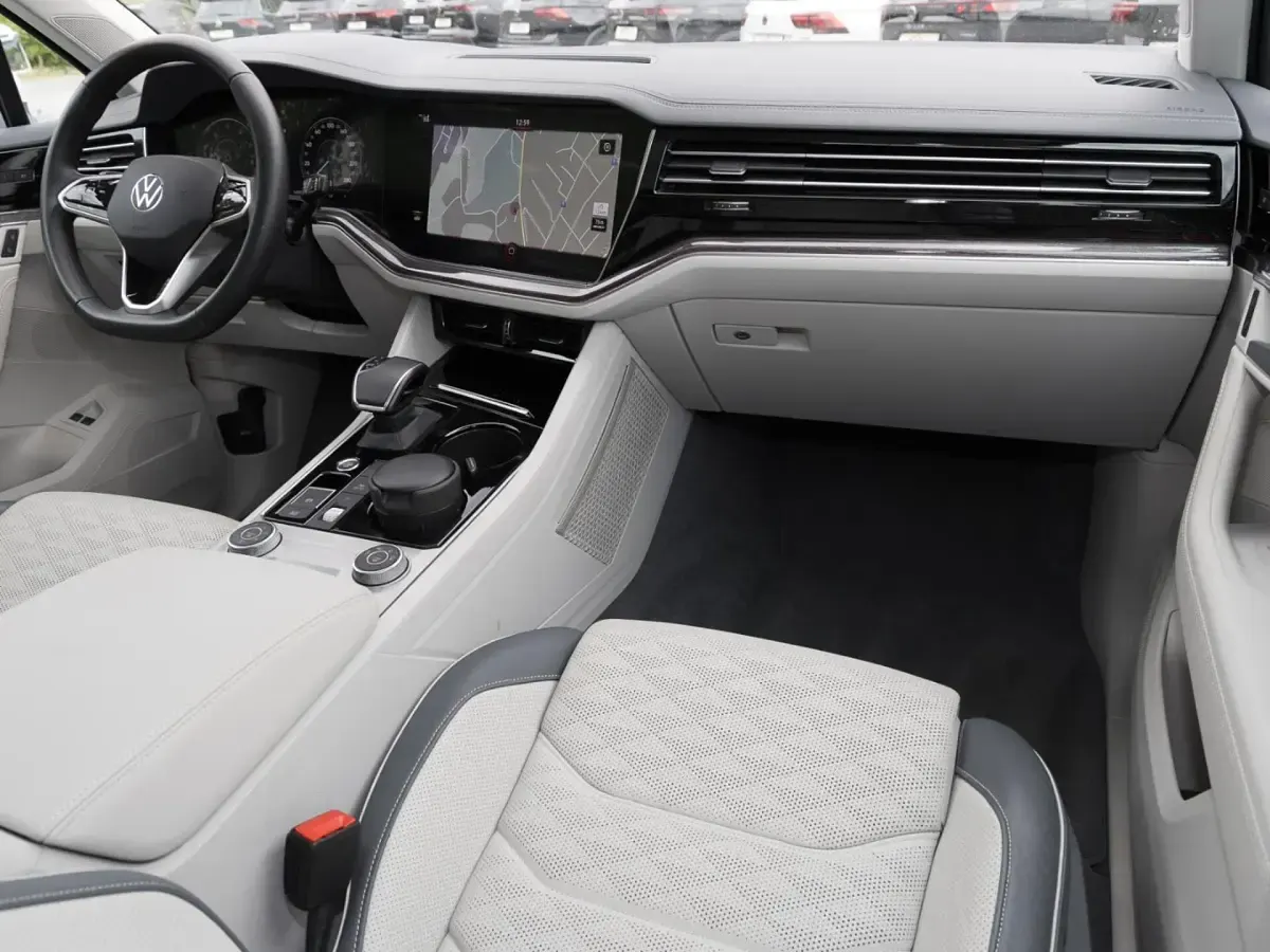Gebraucht VW Touareg Elegance 381 PS (280 kW) 2022 Oryxweiß perlmutteffekt SUV