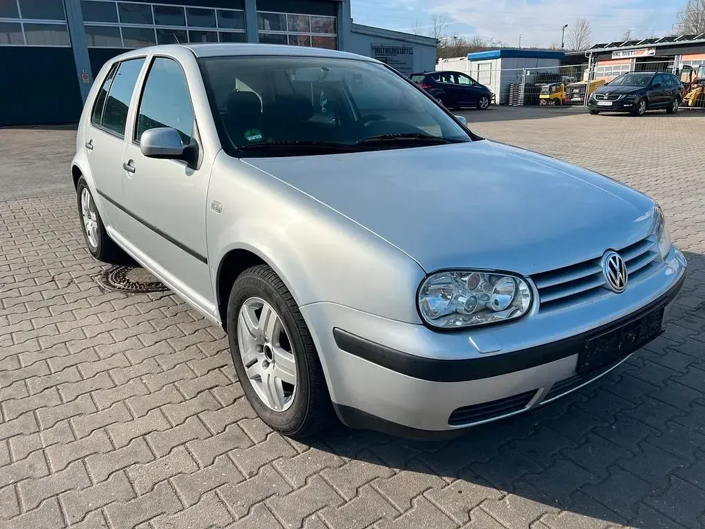 Second-hand VW Golf IV 75 CP (55 kW) 2001 Argintiu Berlinǎ