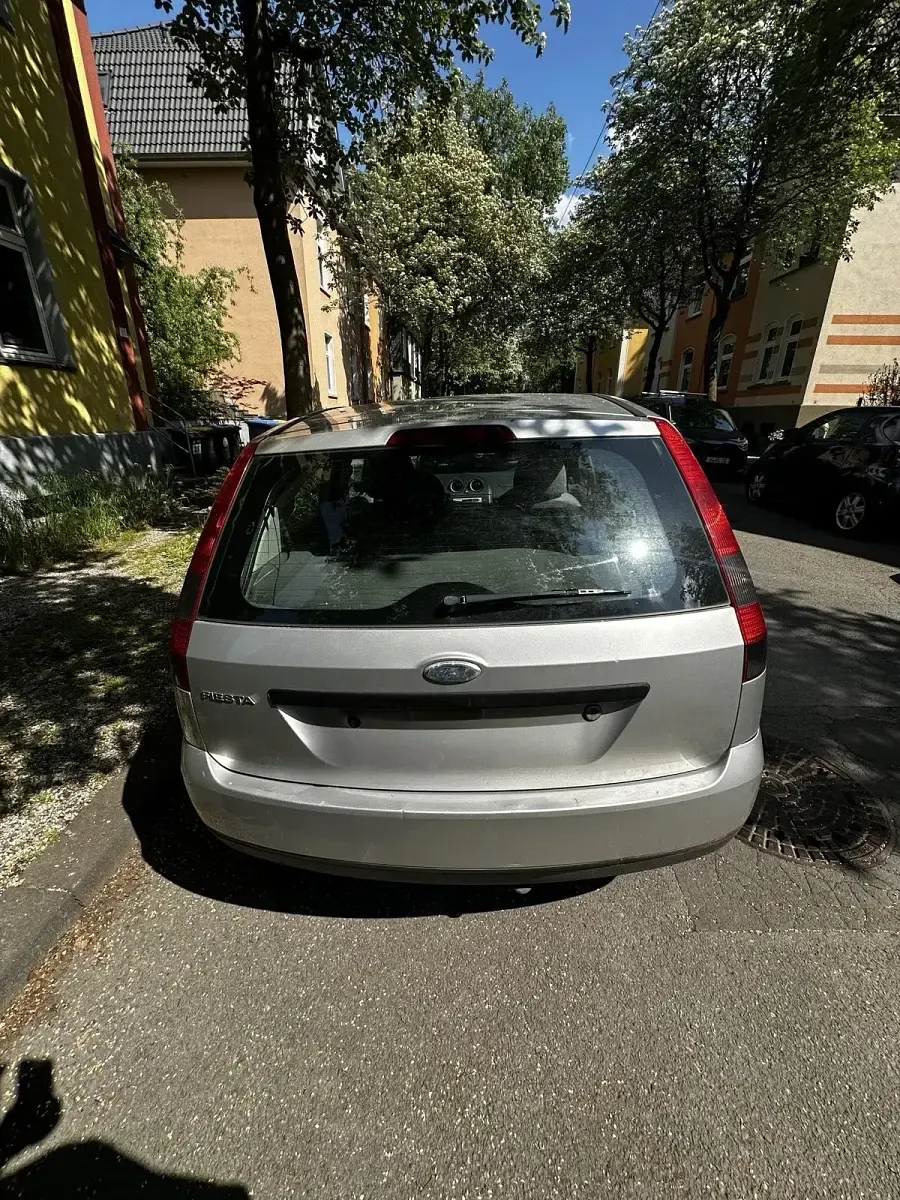Gebraucht Ford Fiesta 80 PS (58 kW) 2002 Silber Kleinwagen
