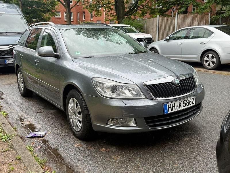 Grau Gebraucht 2011 Skoda Octavia Active Kombi | 2.800 € (Superpreis) - Bild 1/4