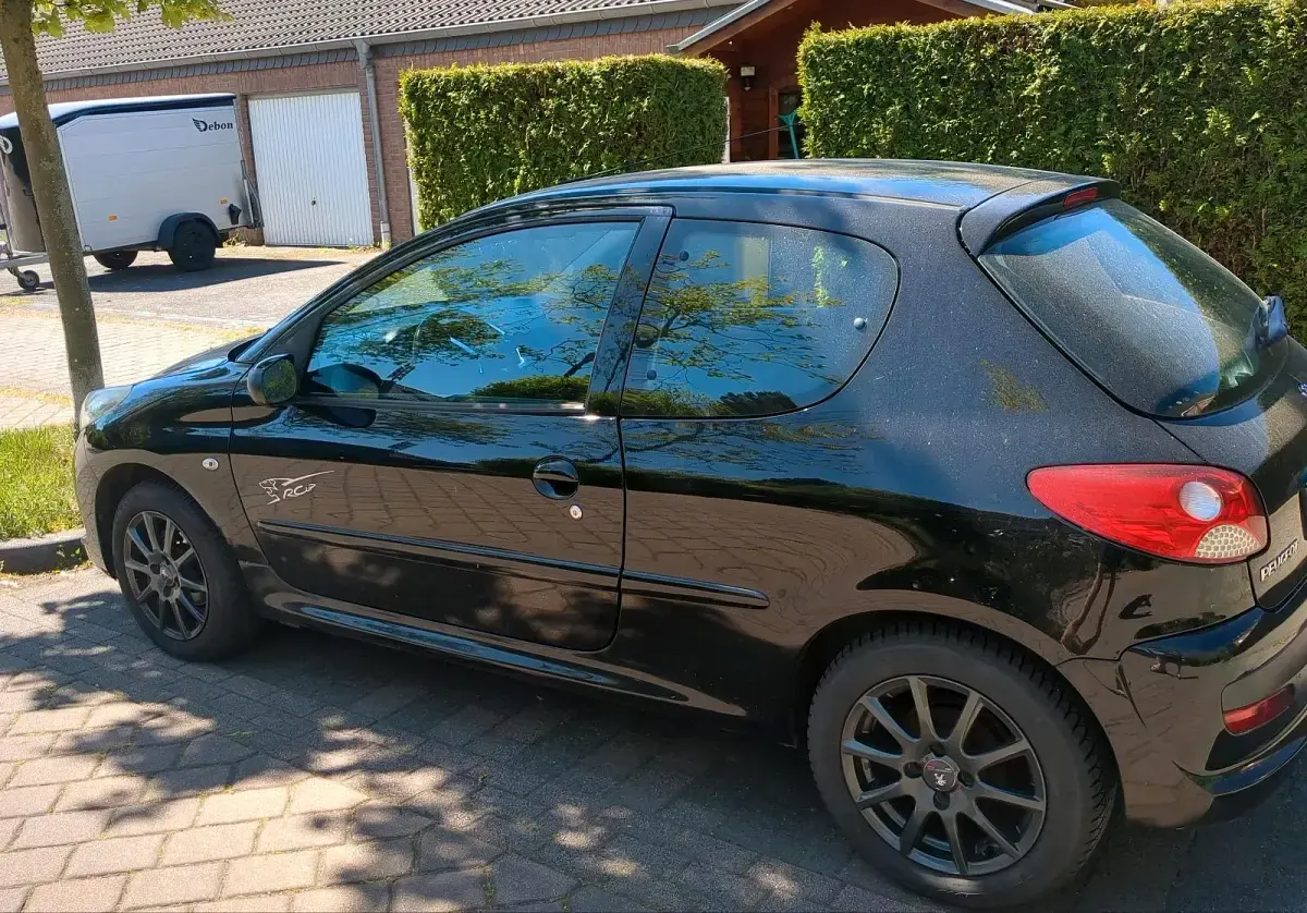 Gebraucht Peugeot 206+ 68 PS (50 kW) 2010 Schwarz Kleinwagen