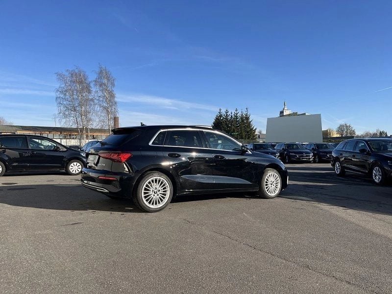 Schwarz Gebraucht 2022 Audi A3 Sportback Advanced Limousine | 26.689 € (Etwas zu teuer) - Bild 1/4