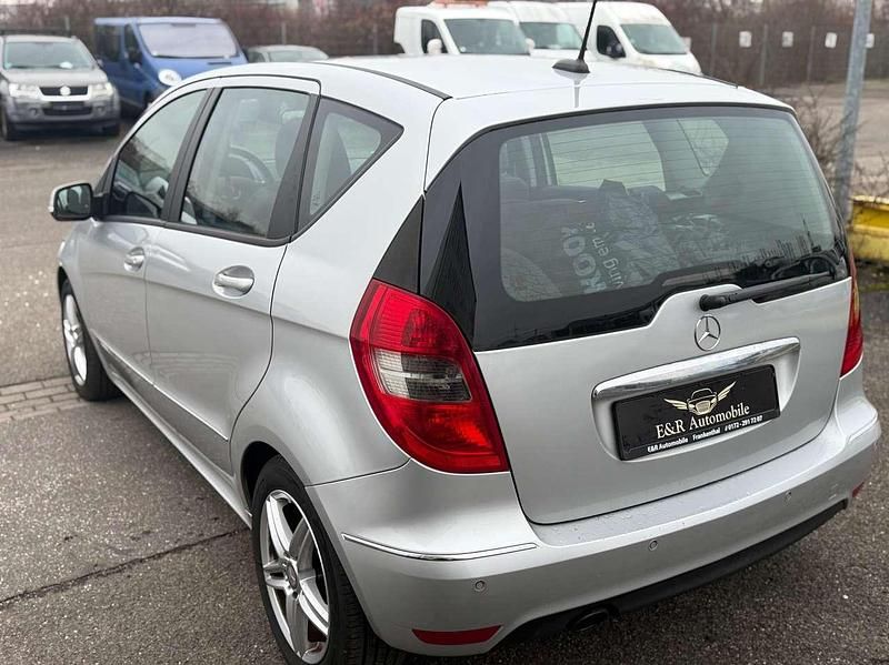Gebraucht Mercedes A180 116 PS (85 kW) 2011 Polarsilber  metalliclack Kleinwagen