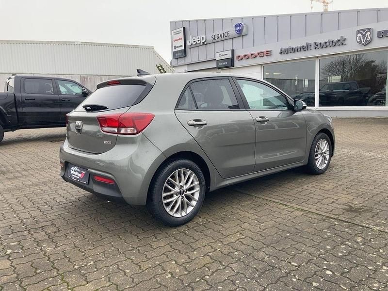 Gebraucht Kia Rio DREAM-TEAM Edition 101 PS (74 kW) 2018 Grau Limousine