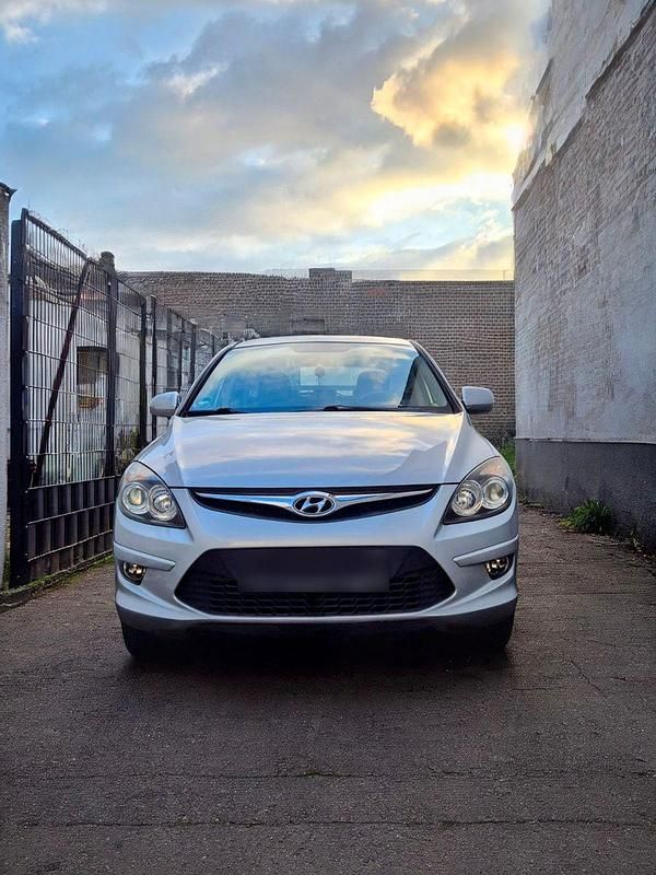 Gebraucht Hyundai i30 Edition 109 PS (80 kW) 2010 Silber Limousine