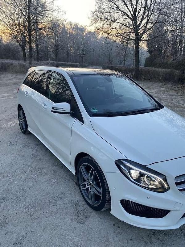 Gebraucht Mercedes B200 AMG line 156 PS (114 kW) 2018 Weiß Van / Kleinbus