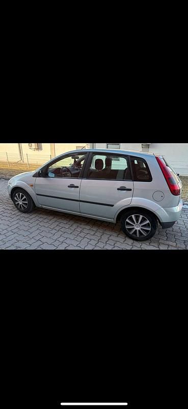 Second-hand Ford Fiesta 70 CP (51 kW) 2004 Argintiu Hatchback