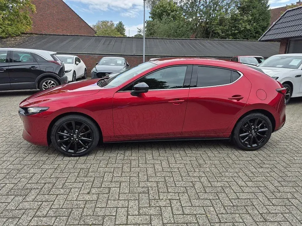 Neu Mazda 3 Homura-Line 140 PS (102 kW) 2025 Soul red crystal m Limousine