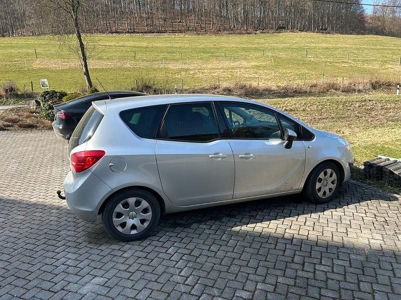 Gebraucht Opel Meriva Design Edition 101 PS (74 kW) 2011 Silber Van / Kleinbus