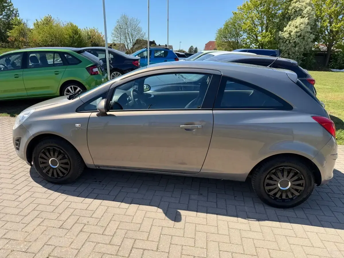 Gebraucht Opel Corsa Active 69 PS (50 kW) 2013 Braun Kleinwagen