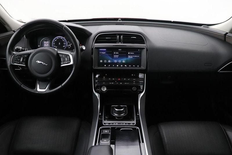 Gebraucht Jaguar XE Portfolio 250 PS (183 kW) 2017 Rot Limousine