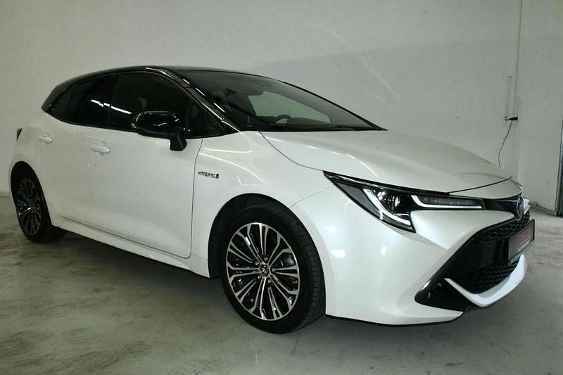 Gebraucht Toyota Corolla Hybrid Club 98 PS (72 kW) 2019 White pearl cs / black mica Limousine