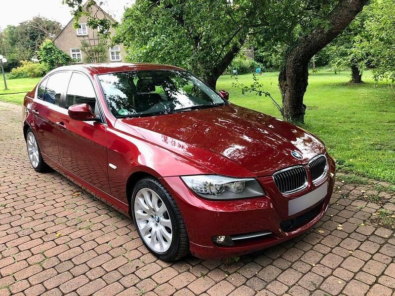 Rot Gebraucht 2011 BMW 335 Sport Line Limousine | 22.450 € (Fairer Preis) - Bild 1/4