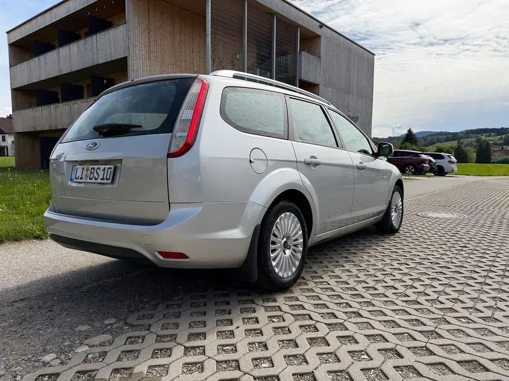 Gebraucht Ford Focus 125 PS (91 kW) 2010 Grau Kombi