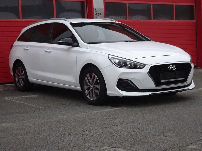 Weiß Gebraucht 2018 Hyundai i30 Passion Kombi | 11.950 € (Fairer Preis) - Bild 1/4