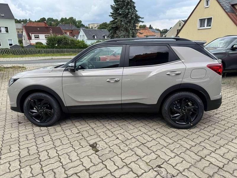 Neu KGM Korando 163 PS (119 kW) 2025 Latte greige metallic 2tone SUV