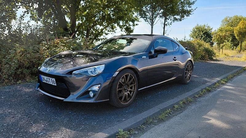 Grau Gebraucht 2013 Toyota GT86 GT Coupé | 19.500 € (Fairer Preis) - Bild 1/4