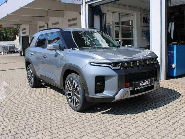 Platinum grey Neu 2024 Ssangyong (KGM) Torres SUV | 40.320 € - Bild 1/4