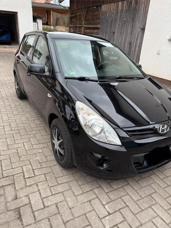 Gebraucht Hyundai i20 78 PS (57 kW) 2012 Schwarz Kleinwagen