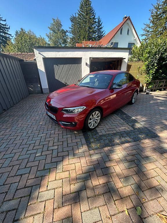 Rot Gebraucht 2015 BMW 220 Sport Line Coupé | 12.899 € (Fairer Preis) - Bild 1/4