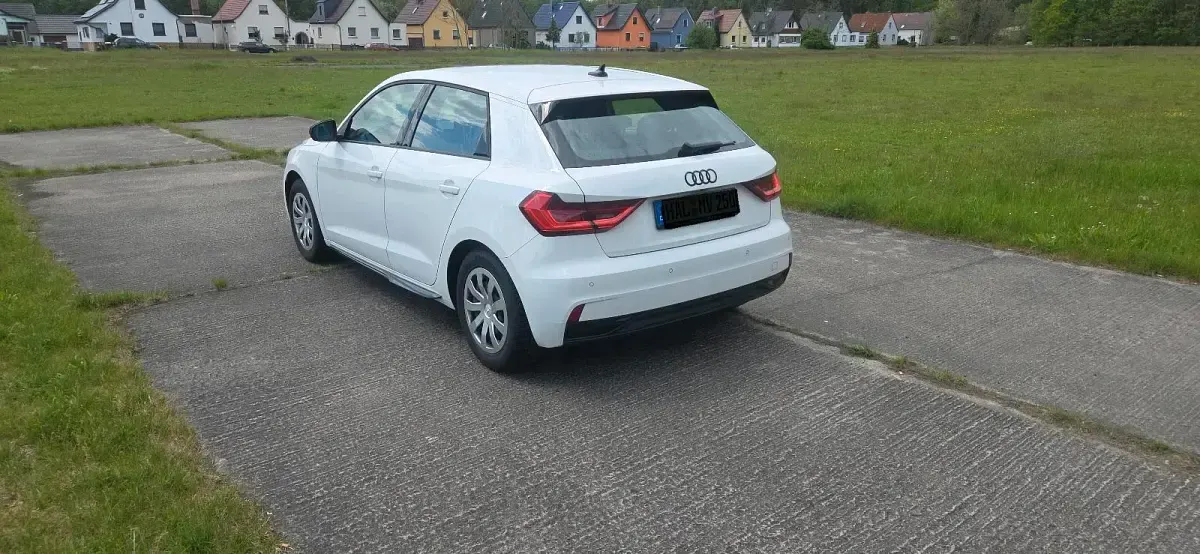 Używany Audi A1 Comfort 95 KM (69 kW) 2022 Biały SUV