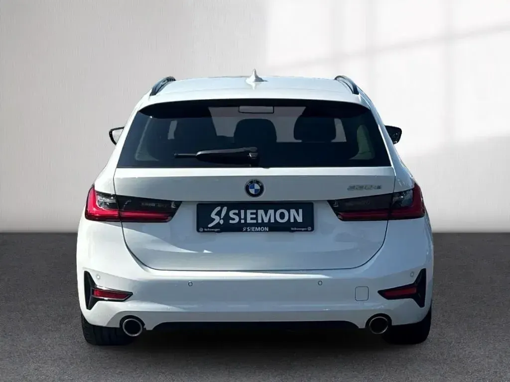 Gebraucht BMW 330e Sport Line 292 PS (214 kW) 2021 Weiss Kombi