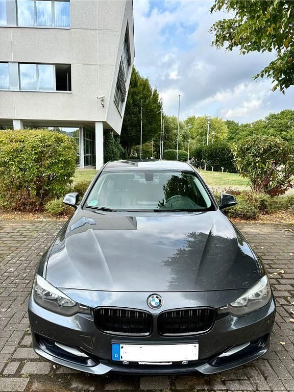 Grau Gebraucht 2013 BMW 316 Sport Line Limousine | 9.300 € (Fairer Preis) - Bild 1/4