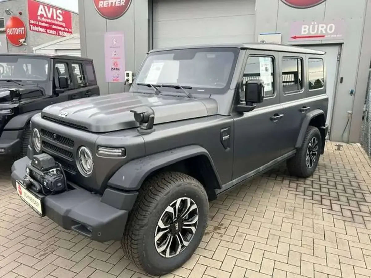 Neu BAW 212 166 PS (122 kW) 2026 Schwarz und graumatt SUV