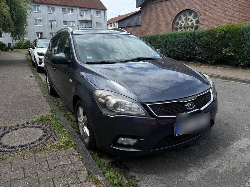 Grau Gebraucht 2012 Kia Ceed 2 Kombi | 3.000 € - Bild 1/4