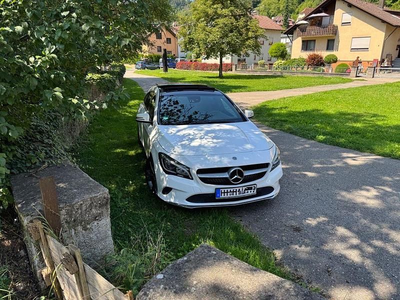 Weiß Gebraucht 2018 Mercedes CLA220 Shooting Brake Urban Kombi | 19.000 € (Superpreis) - Bild 1/4