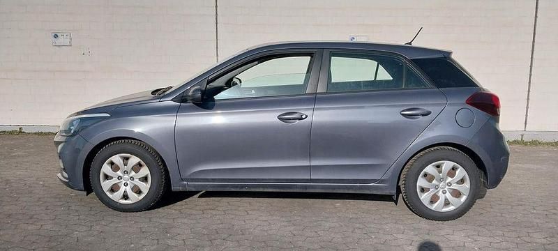 Gebraucht Hyundai i20 Select 75 PS (55 kW) 2019 Braun Kleinwagen