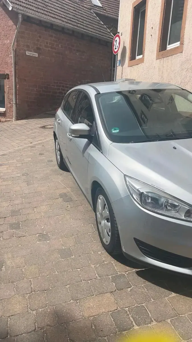 Gebraucht Ford Focus Trend 101 PS (74 kW) 2015 Andere farben Kleinwagen