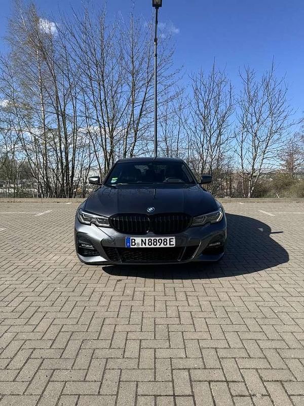 Grau Gebraucht 2022 BMW 330e Shadowline Limousine | 32.800 € (Fairer Preis) - Bild 1/4