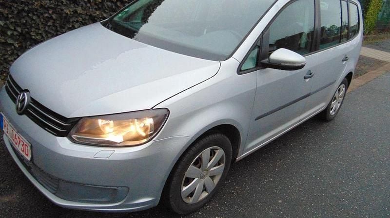 Silber Gebraucht 2010 VW Touran Trendline Van / Kleinbus | 5.555 € - Bild 1/4