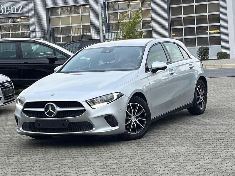 Silber Gebraucht 2019 Mercedes A180 Business Limousine | 15.980 € (Guter Preis) - Bild 1/4